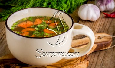 شوربة الخضار الغنية بالأعشاب