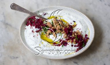 سلطة خيار باللبن بالجوز والكرينبري المجفف