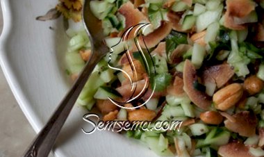 سلطة الخيار مع الفول السوداني لرجيم صحي