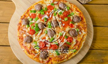 البيتزا مع كرات اللحم
