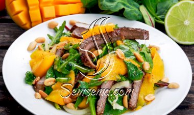 سلطة لحم الستيك مع المانغا لرجيم متوازن