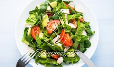 سلطة الدجاج بالأفوكادو وجبن الفيتا