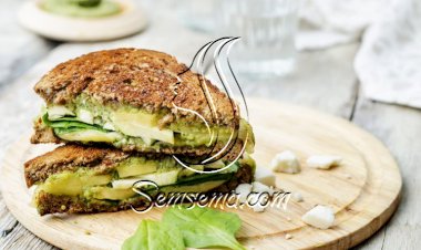 ساندويش الأفوكادو والجبن المحمص