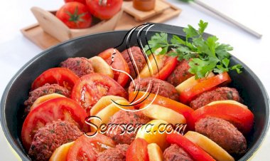 صينيّة الكفتة مع البطاطس والبندورة