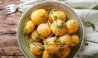 البطاطس المشوية بالزبدة والبقدونس