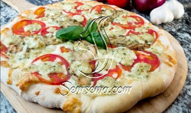 بيتزا الدجاج بصلصة البستو