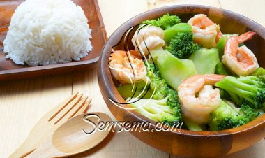 جمبري بالبروكلي على الطريقة الآسيوية