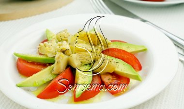 سلطة الأفوكادو بالطماطم