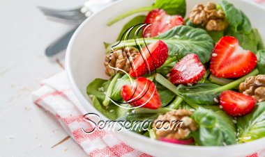 سلطة النودلز بالخس والفراولة