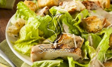 سلطة سيزر بالدجاج بعشر دقائق