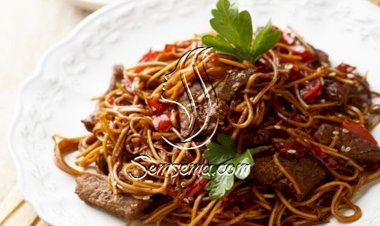 نودلز باللحم والخضار