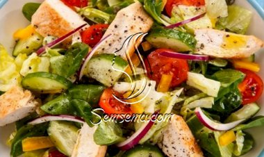 سلطة يونانية بالدجاج