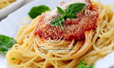 سباغيتي بالطماطم والجبن