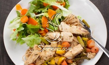 سلطة الدجاج باللوز