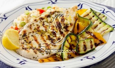 الدجاج المشوي مع الكوسا والفلفل