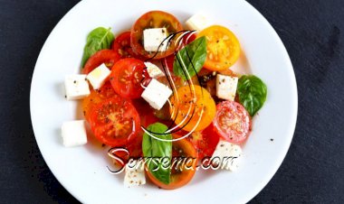 سلطة الطماطم الكرزية مع جبن الفيتا