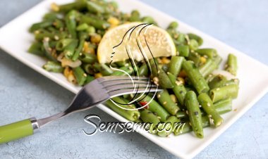 سلطة الفاصوليا الخضراء مع الزبيب والسمسم