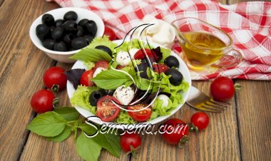 سلطة الطماطم بالزيتون وجبن الموزاريلا