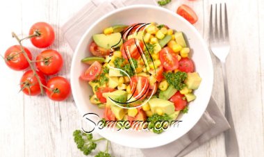 طريقة سلطة الأفوكادو بالطماطم