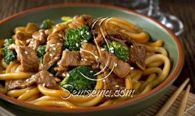 نودلز باللحم والبروكلي