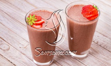 ميلك شيك الشوكولاتة بالموز والفراولة