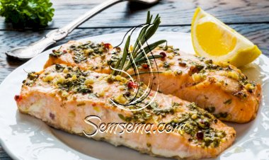 سلمون مشوي بالأعشاب