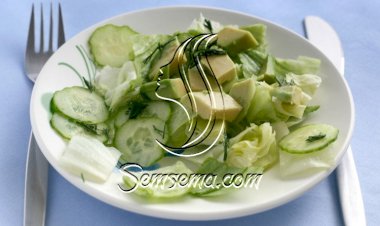 سلطة الخيار مع الأفوكادو