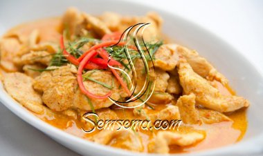 دجاج بالكاري وحليب جوز الهند