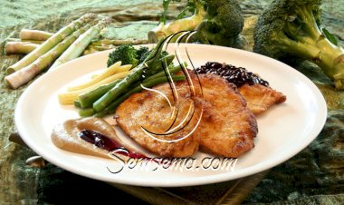 إسكالوب الدجاج بصلصة التوت