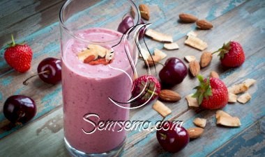 سموذي التوت بحليب اللوز