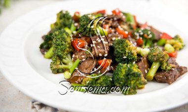 لحم مع البروكلي والفلفل الأحمر للرجيم