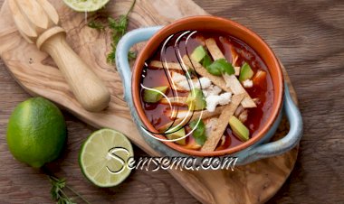 شوربة الأفوكادو والدجاج