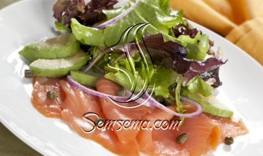 سلطة السلمون والأفوكادو