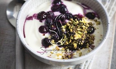 الزبادي بنكهة التوت والفانيليا