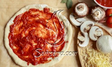 عجينة البيتزا السهلة والسريعة