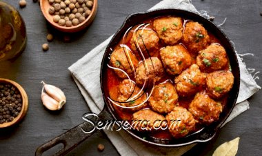 كرات الدجاج بصوص الطماطم