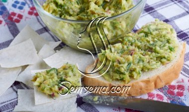 توست بالأفوكادو والريحان