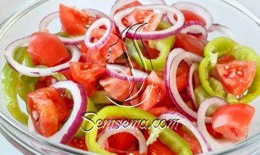سلطة الفلفل الأخضر مع الطماطم