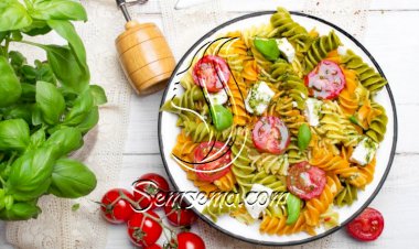 سلطة الباستا مع الطماطم وجبن الفيتا