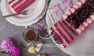 طبقات الكيك موس التوت والكريمة