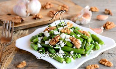 فاصوليا خضراء مشوية بالجوز وجبن الفيتا
