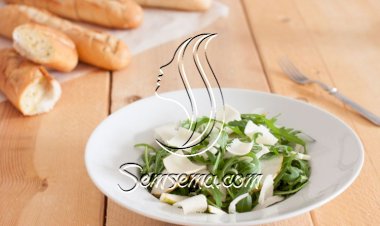 سلطة السبانخ مع جبن البارميزان