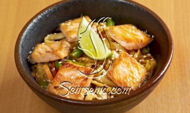 نودلز صيني مع السلمون للرجيم