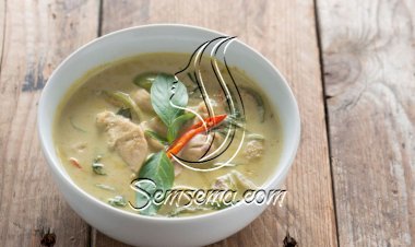 شوربة الدجاج بالكاري وحليب جوز الهند