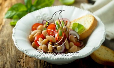 سلطة الطماطم مع الفاصوليا البيضاء والريحان