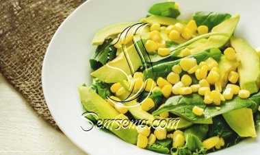 سلطة السبانخ مع الذرة والأفوكادو