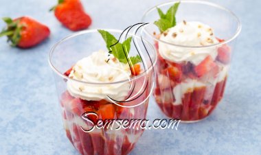 حلى الزبادي بالفراولة
