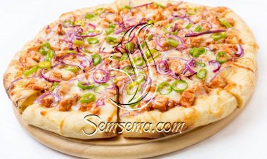 بيتزا بالدجاج والهلابينو
