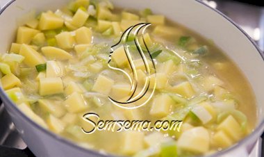 شوربة البطاطس والكراث صحية وشهية
