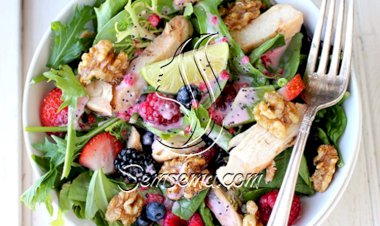 طريقة عمل سلطة الجرجير والفواكه الحمراء